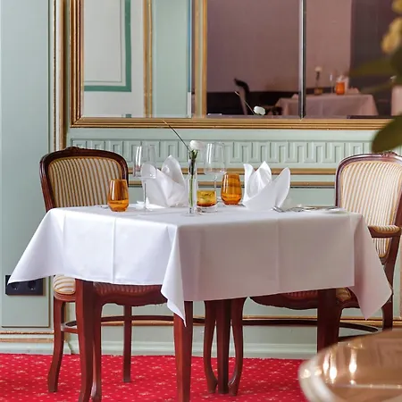 Hotel Weinhaus Uhle 4*